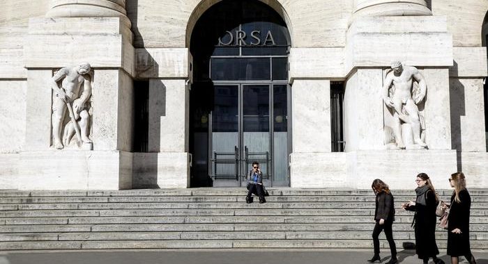 Borsa: Milano amplia il calo -1,03%