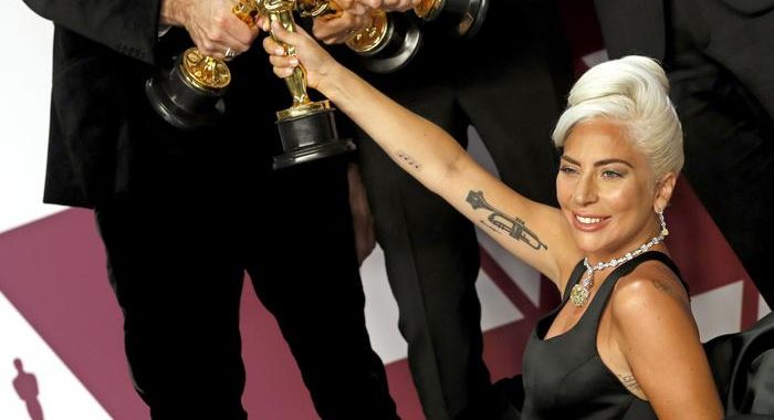 Coronavirus: Lady Gaga rinvia l’uscita del nuovo album