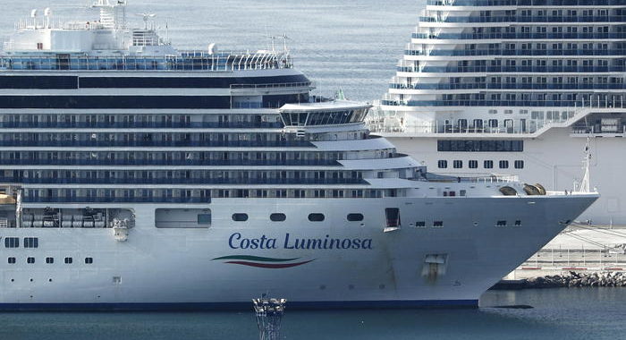 Costa Luminosa,fermo sbarco 49 marittimi