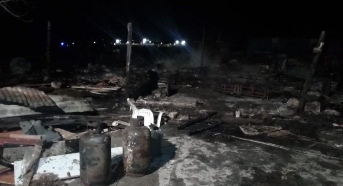 In fiamme 30 baracche in campo migranti