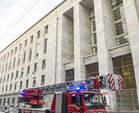 In fiamme piano Palagiustizia a Milano