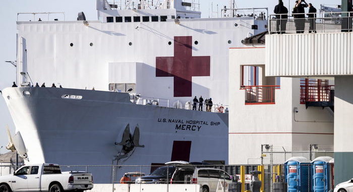 Nave ospedale attracca a Los Angeles