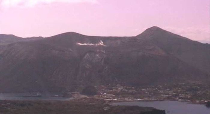 Stromboli in eruzione, lava sulla costa