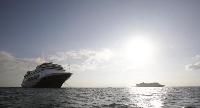 Zaandam trasborda persone su altra nave