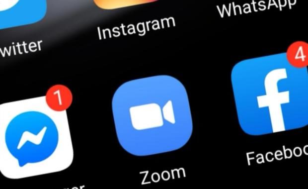 Zoom, stop condivisione dati con Facebook