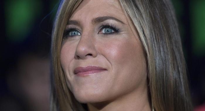 Aniston cuore d’oro con infermiera malata Covid