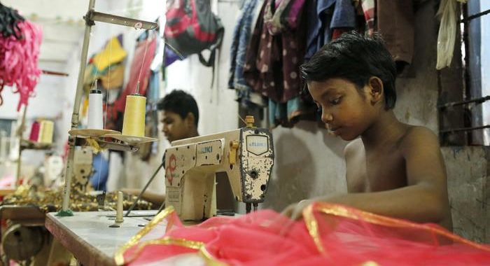 Bangladesh, riaprono fabbriche tessili