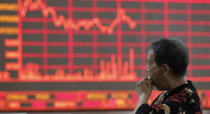 Borsa: Hong Kong negativa, apre a -0,5%