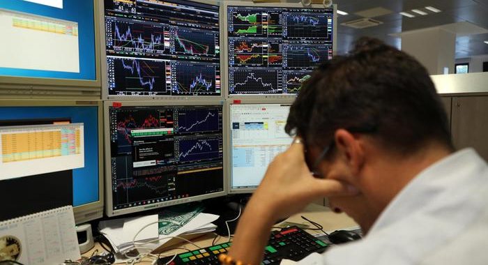 Borsa: Milano (-3%), spread a 240 punti