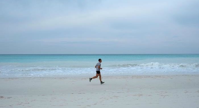 Coronavirus: Gdf ferma gente in spiaggia