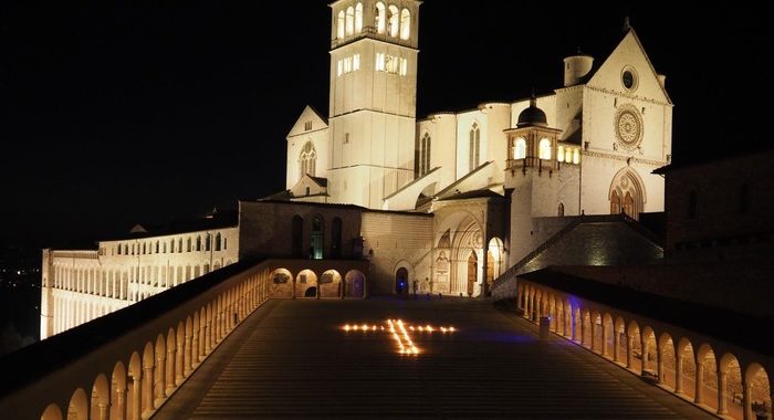 Croce di luce davanti a Basilica Assisi