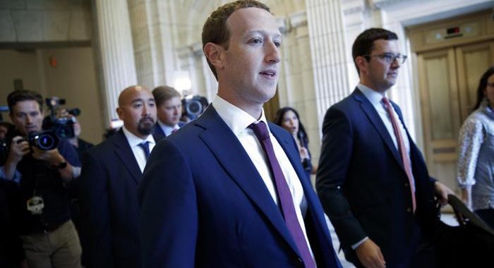 Facebook: 23,4 mln in sicurezza e viaggi aerei Zuckerberg