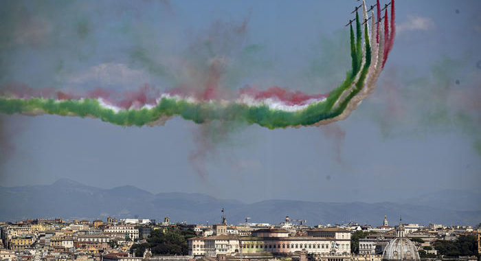 Frecce tricolori sorvolano Roma deserta