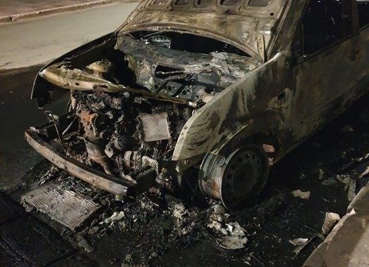 Incendio distrugge auto privata cc