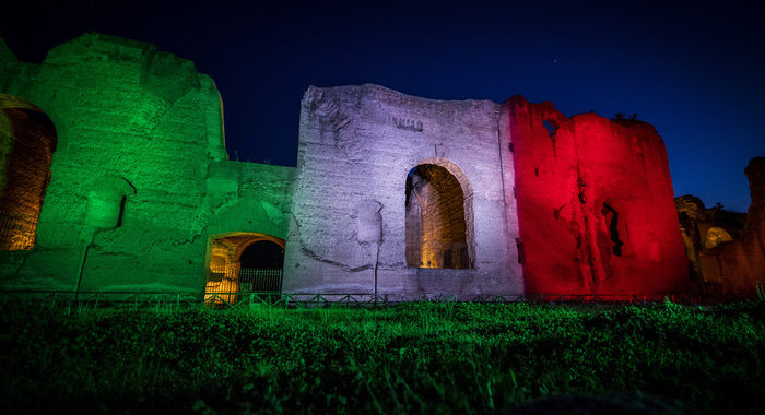 Le Terme di Caracalla si illuminano con il tricolore