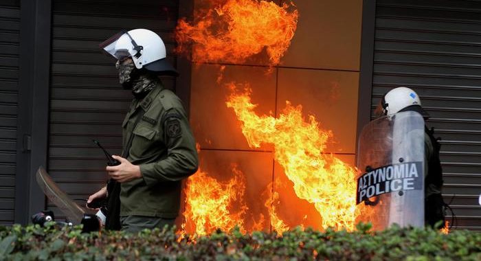 Molotov contro gruppo media ad Atene