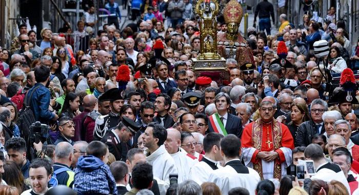 Napoli, verso stop processione S.Gennaro