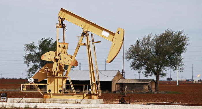 Petrolio Texas affonda sotto 15 dollari