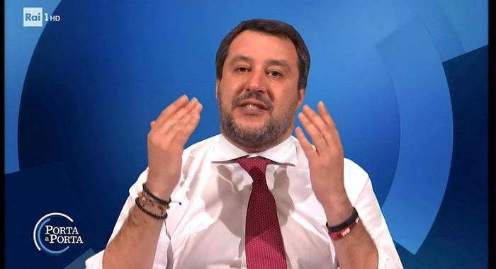 Salvini, governo fornisca le mascherine