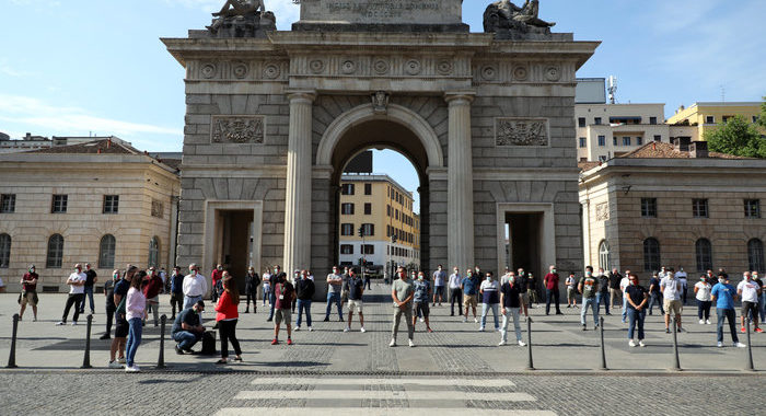 A Milano protesta mascherine tricolore