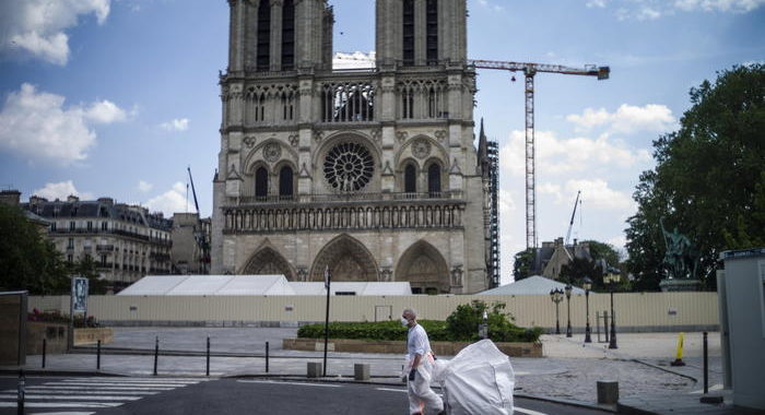 A Parigi riapre il sagrato di Notre-Dame