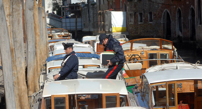 Assembramento in barca a Venezia, puniti