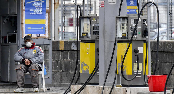 Benzina: da stasera sciopero, impianti chiusi in autostrada