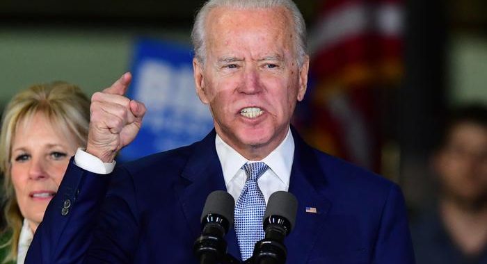 Biden, Trump snobba mascherina, è idiota