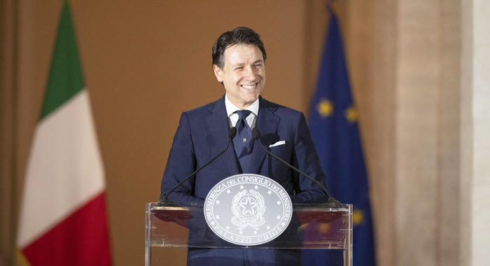 Conte, governo non sordo a difficoltà