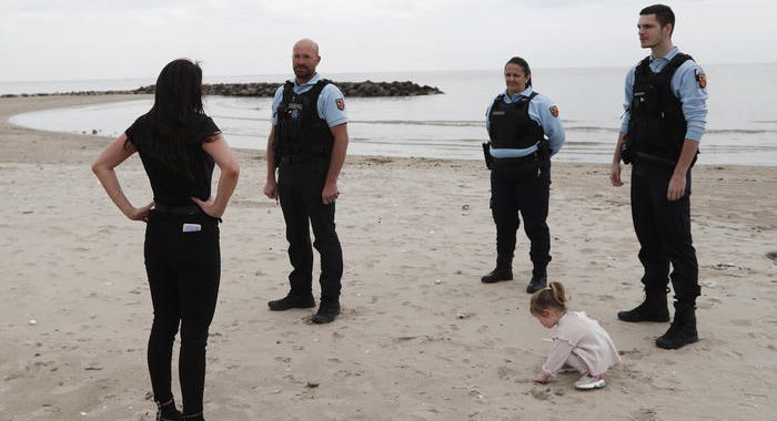 Coronavirus: chiuse 3 spiagge in Francia