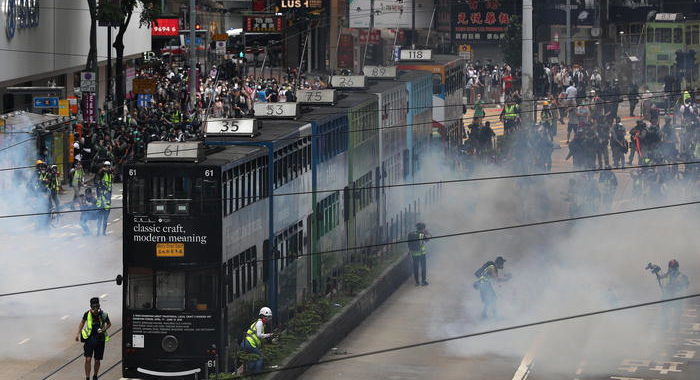 Hong Kong: polizia, 40 arresti