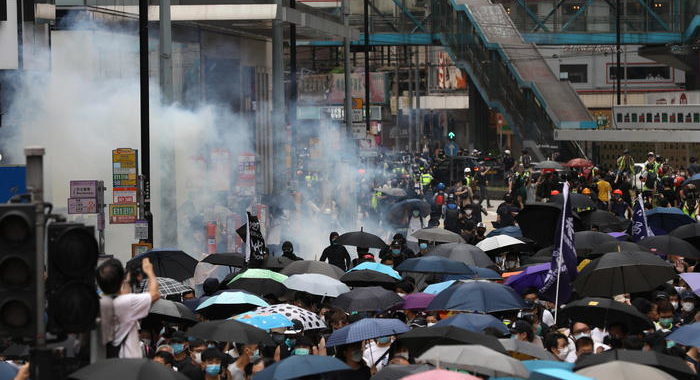 Hong Kong:lacrimogeni contro dimostranti