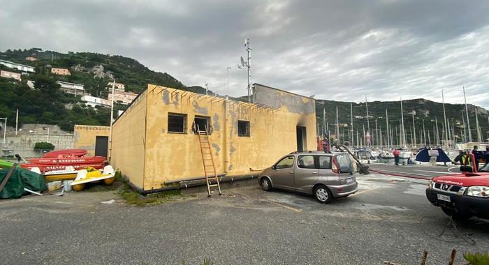 Marinaio accoltella due colleghi