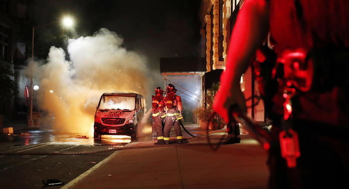 Minneapolis: corpo vicino auto bruciata