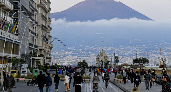 Napoli,lungomare bloccato,’notte follia’