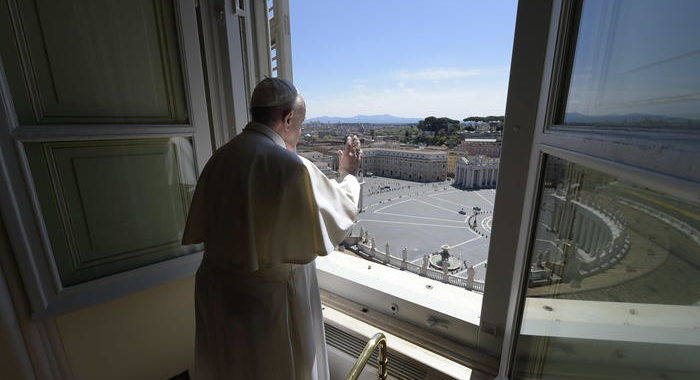 Papa, garantire a tutti accesso a cure