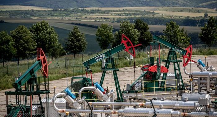 Petrolio: giù all’avvio, -7%a 18 dlr