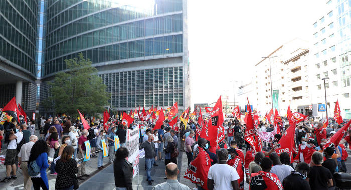 Protesta a Milano, c’è assembramento