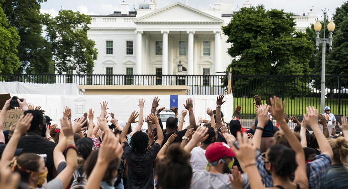 Proteste Washington, acqua contro agenti