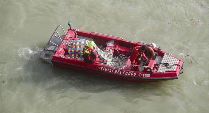 Roma,velivolo cade in Tevere.Un disperso