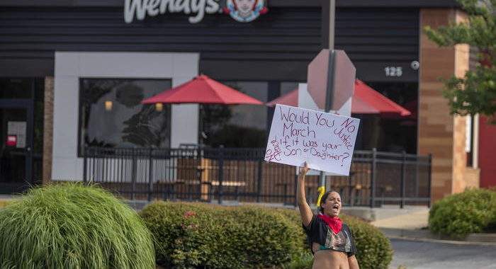 Atlanta: fiamme dentro Wendy’s