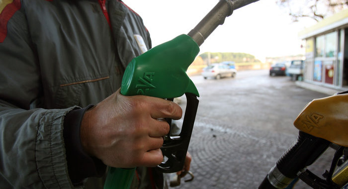 Benzina: dopo lockdown risale a 1,4 euro al litro