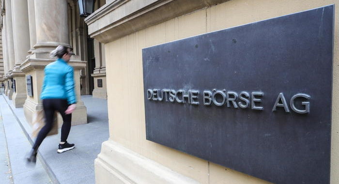 ++ Borsa: Europa apre in forte calo, Francoforte -2,4% ++