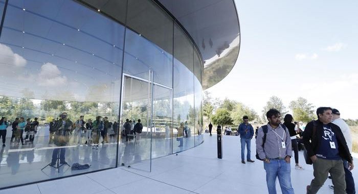 Covid: Apple, rientro in sede dal 15/06