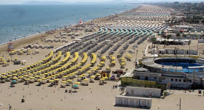 Covid spegne annunci in spiaggia Rimini