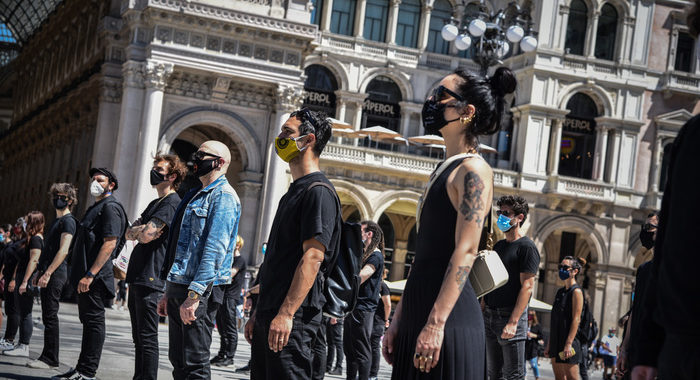 Da Levante a Diodato, flash mob artisti a Milano