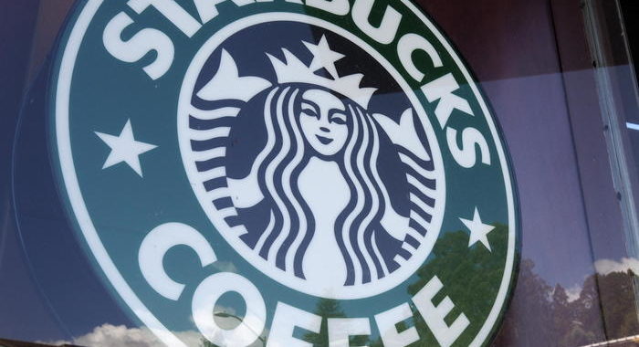 Dopo Coca Cola anche Starbucks annuncia di boicottare Facebook