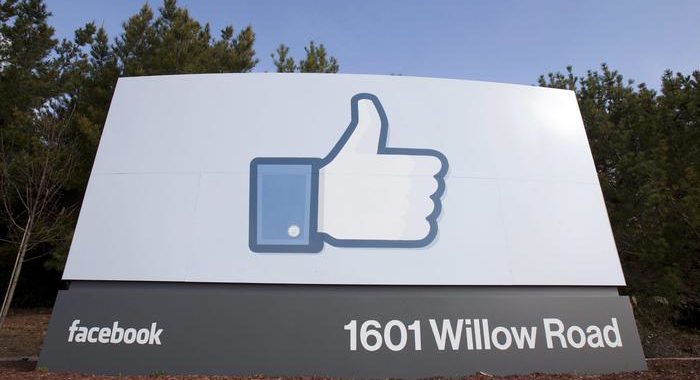 Facebook fa causa per furto dati e finti like