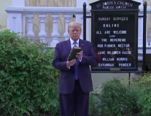Floyd, il vescovo di Washington a Trump: “Non manipolare la religione”