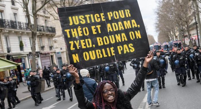 Francia, Adama Traorè morto per asfissia